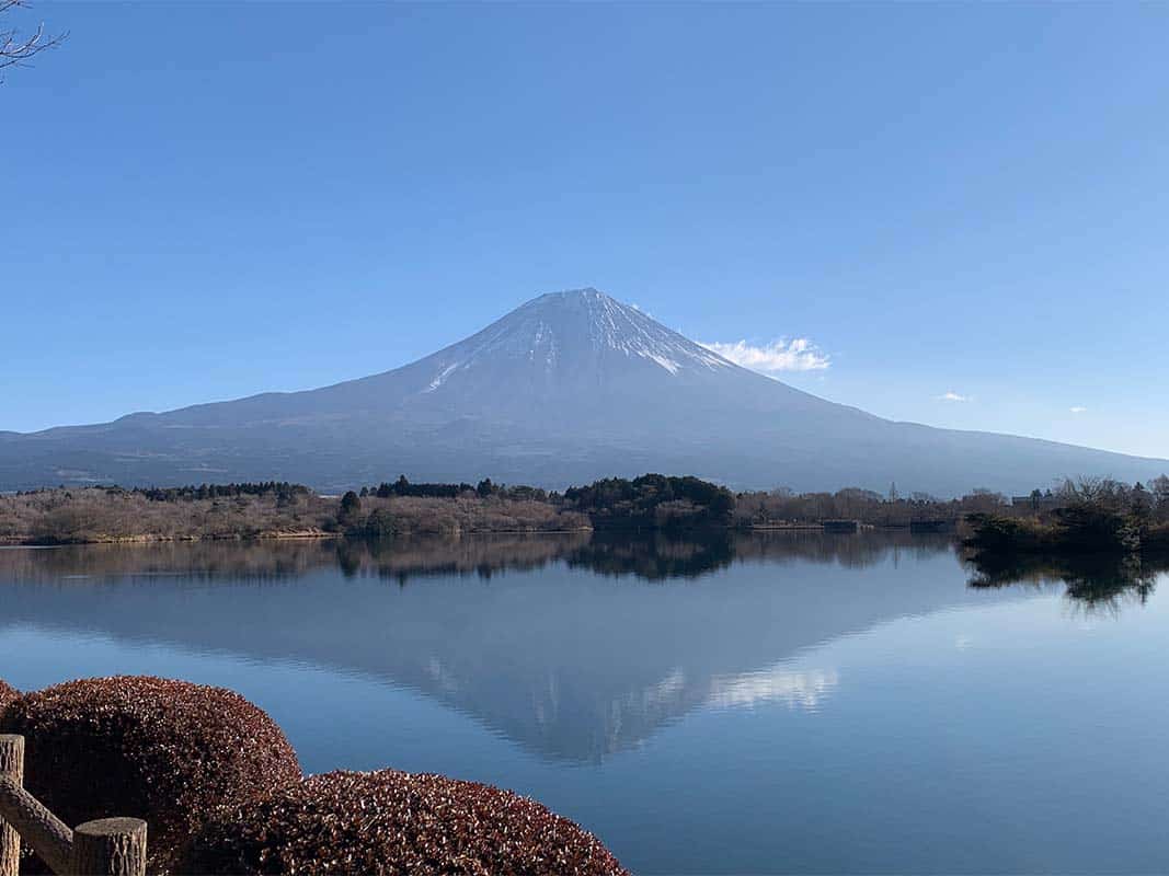 湖畔から望むダブル富士